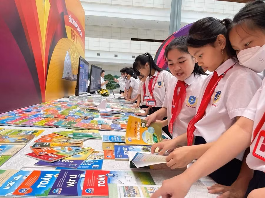 Học sinh tham dự sự kiện Trưng bày sách giáo khoa chương trình giáo dục phổ thông diễn ra tại Hà Nội năm 2022. Ảnh minh họa: ITN