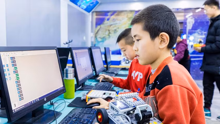 Nhiều trường học đã đưa lập trình vào chương trình giảng dạy.