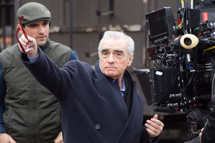 Martin Scorsese đang chỉ đạo một cảnh quay.