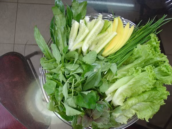 Ăn rau sống có thể gây ra những tác hại nhất định đối với sức khỏe. Ảnh minh họa