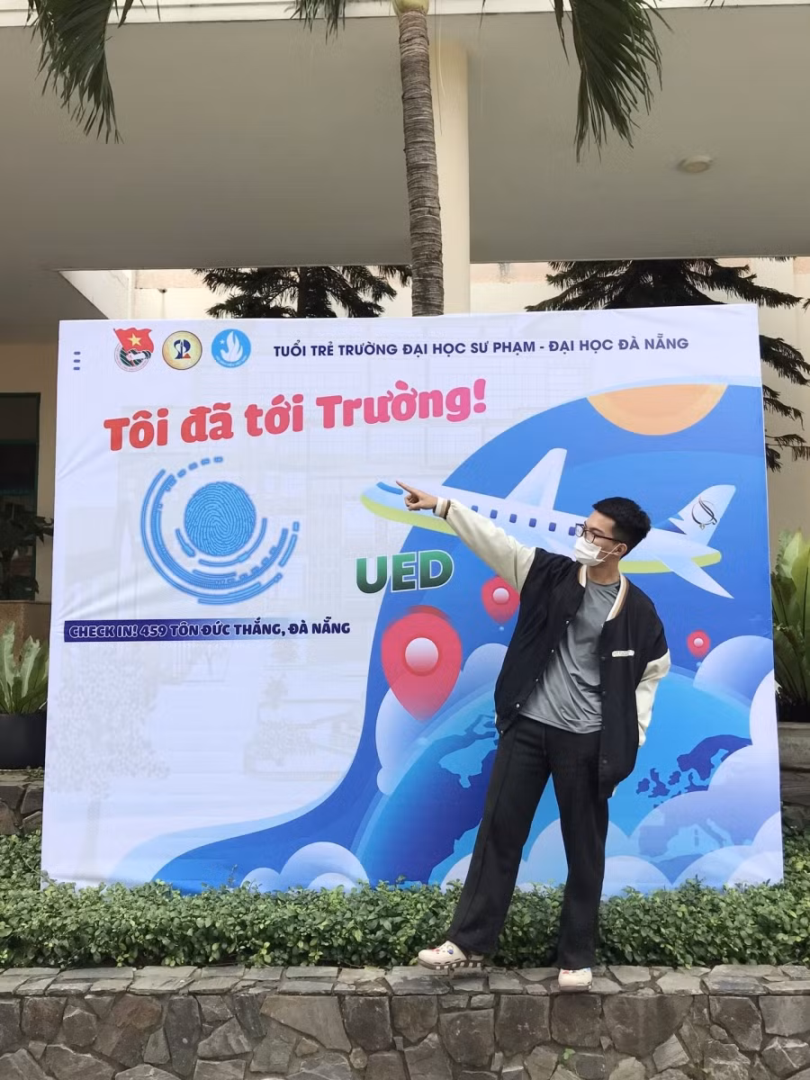 Sinh viên Trường ĐH Sư phạm, ĐH Đà Nẵng hào hứng check - in trong ngày đầu tiên học trực tiếp tại trường.