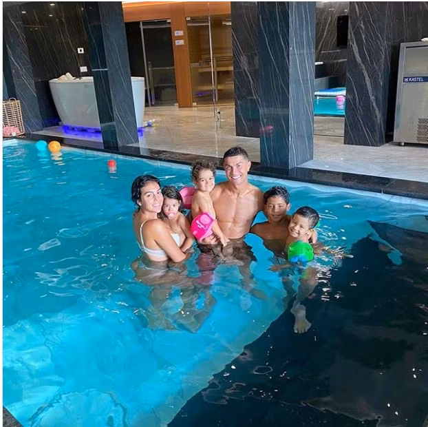 Georgina và Ronaldo có 1 con chung và 3 con riêng của ngôi sao người Bồ Đào Nha