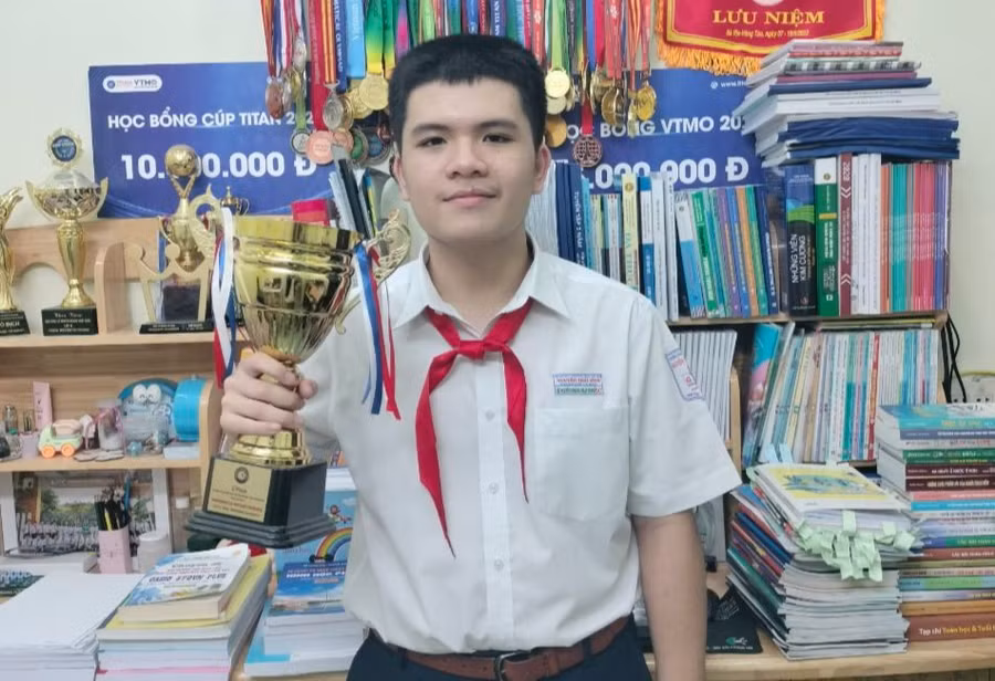 Nhật Đình và góc học tập, trưng bày các giải thưởng mình đạt được. Ảnh: TG