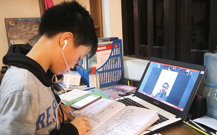 Xây dựng ý thức tự giác cho học sinh trong giờ học trực tuyến.