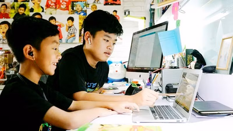 Hỗ trợ từ phía gia đình trong quá trình tổ chức dạy học trực tuyến là hết sức quan trọng. Ảnh minh họa
