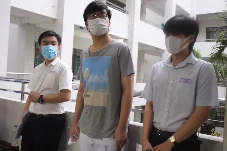 Mỗi thí sinh đều được mang theo chai nước không dán nhãn vào phòng thi để tránh sử dụng chung cốc uống nước, đảm bảo yêu cầu phòng dịch