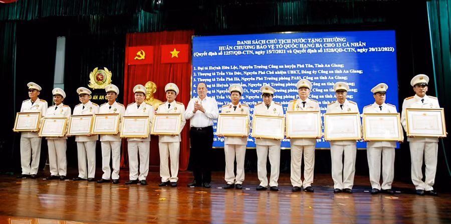 Thừa ủy quyền Chủ tịch Nước, ông Nguyễn Thanh Bình - Phó Bí thư Tỉnh ủy, Chủ tịch Ủy ban nhân dân tỉnh trao Huân chương Bảo vệ Tổ quốc hạng Ba cho các cá nhân.