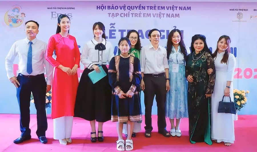Bà Nguyễn Thị Thu Trang (thứ ba từ trái sang) hiện đang công tác tại Hội Bảo vệ quyền trẻ em Việt Nam. Ảnh NVCC.