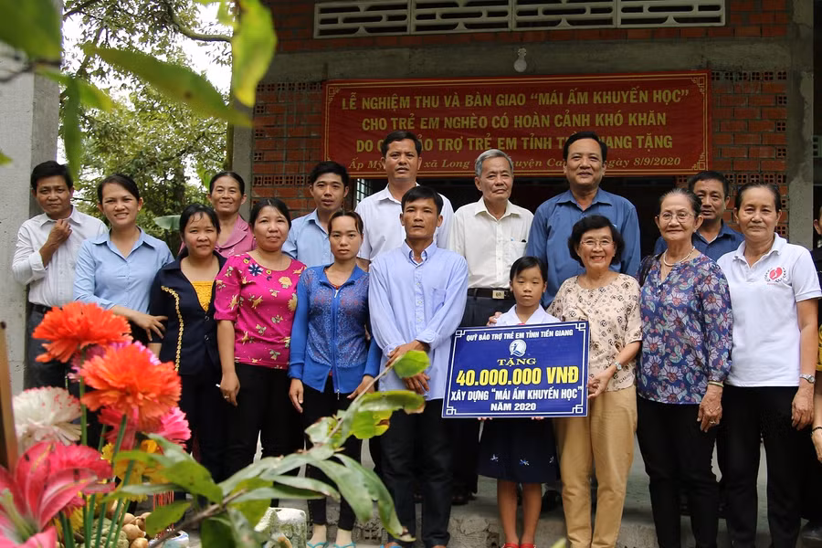 Trao Mái ấm khuyến học cho em Nguyễn Xuân Như Ý.