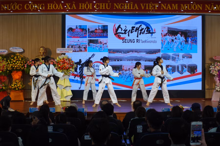 Tiết mục biểu diễn của sinh viên trong Lễ khai mạc chuỗi các sự kiện nhân kỷ niệm 30 năm quan hệ ngoại giao Việt Nam - Hàn Quốc và 576 năm Ngày Chữ Hàn.
