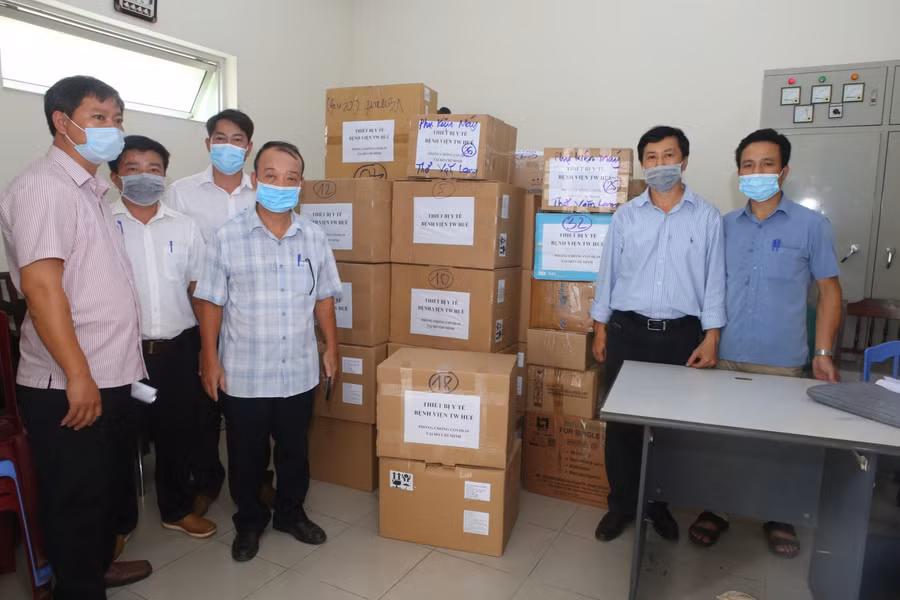 Nhiều trang thiết bị y tế, được mang theo phục vụ công tác điều trị bệnh Covid-19 nặng.