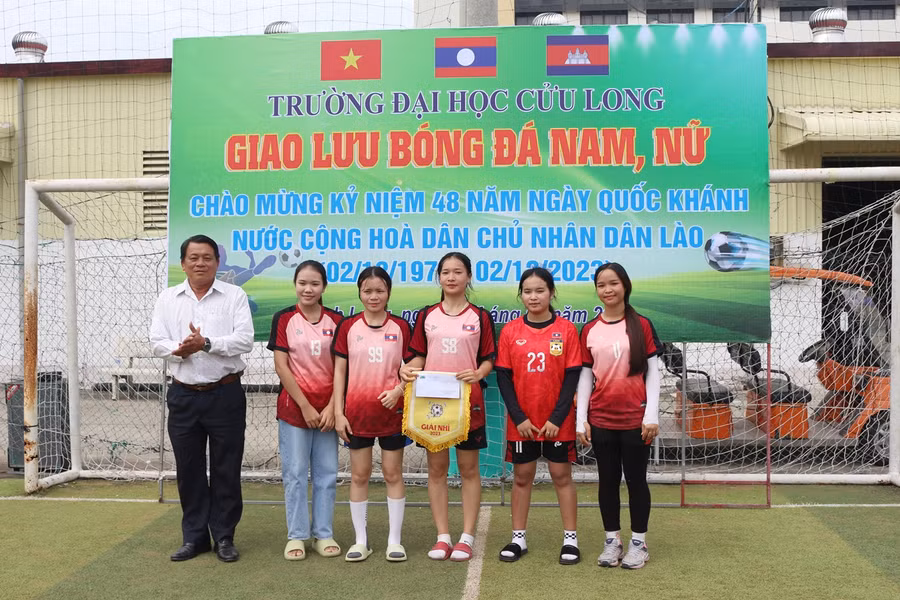Ban tổ chức trao giải Nhì cho đội Lào ở nội dung bóng đá mini nữ. Ban tổ chức trao giải Nhì cho đội Lào ở nội dung bóng đá mini nữ.