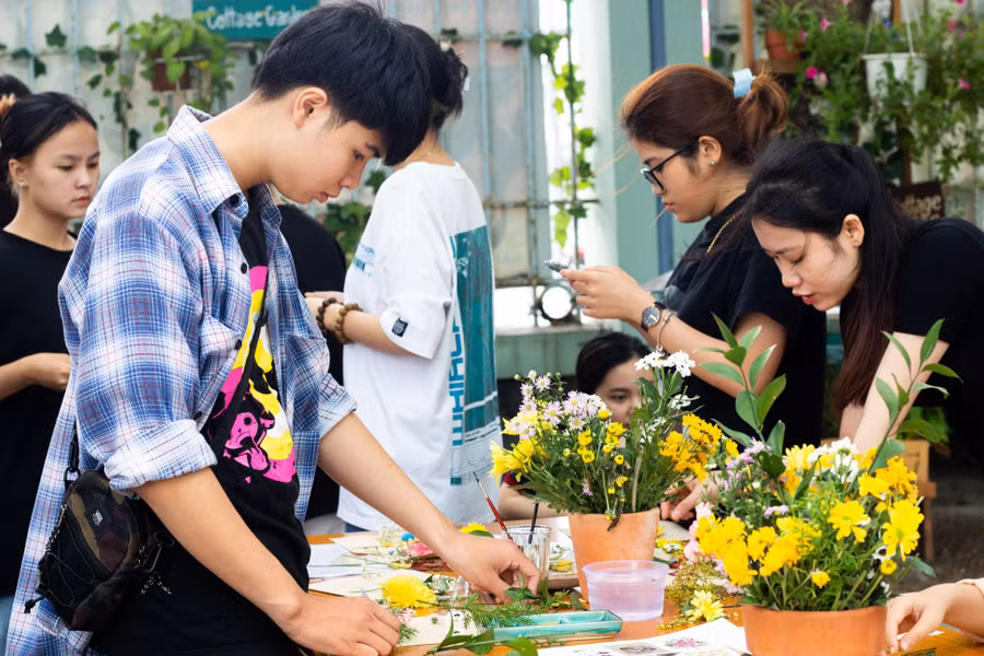 Sinh viên tham gia lớp học ép hoa do Viện Nghiên cứu và Đào tạo Việt – Anh (ĐH Đà Nẵng) tổ chức.