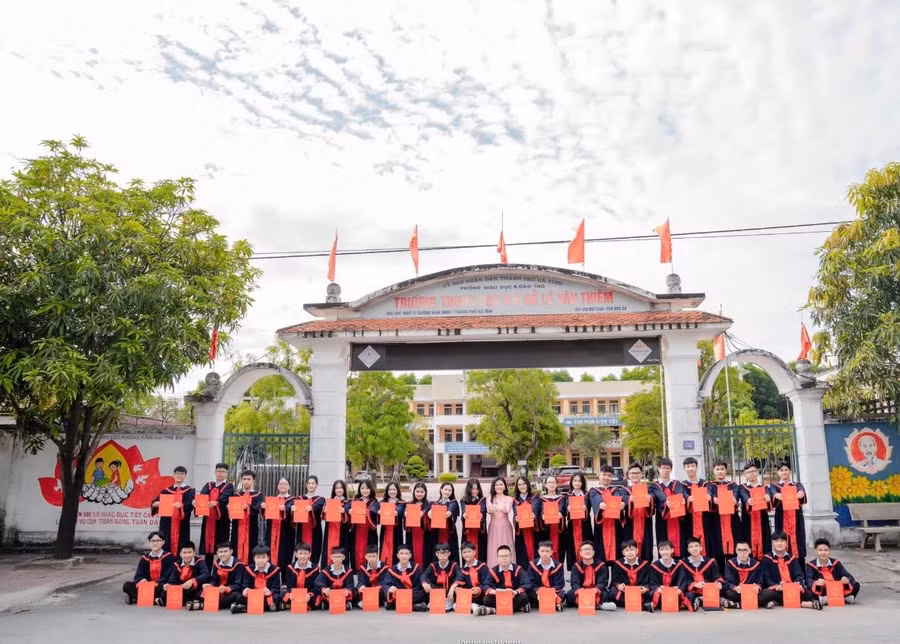 Tập thể lớp 9/1, Trường THCS Lê Văn Thiêm (TP Hà Tĩnh).