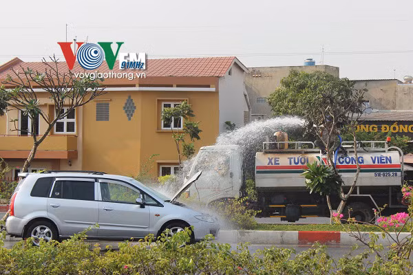Nhờ có xe tưới nước nên khói và ngọn lửa trước đầu xe ô tô được dập tắt