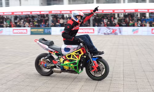 Biker đến từ Mỹ, Aaron Twite. biker-viet-tranh-tai-moto-mao-hiem-tai-ha-noi