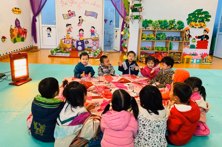 Trường Mầm non xã Phìn Ngan, huyện Bát Xát, Lào Cai bật đèn sưởi cho trẻ.
