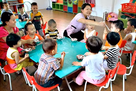 Bồi dưỡng nghiệp vụ chăm sóc, giáo dục trẻ tại trường mầm non tư thục