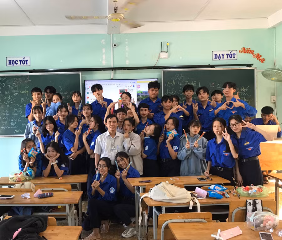 Thầy Trần Ngọc Hảo và học trò tại Trường THPT Ngô Quyền.