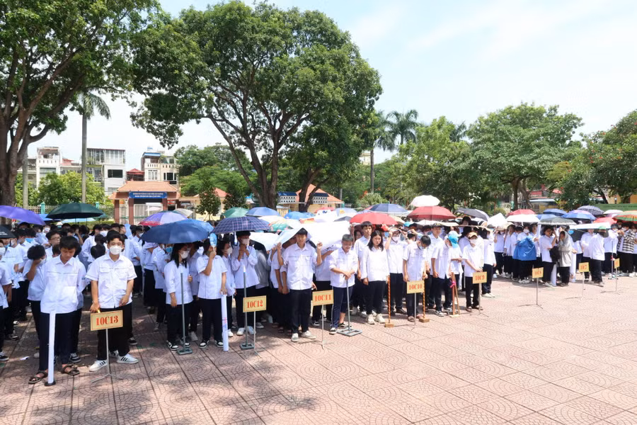 Hơn 600 học sinh lớp 10 tập trung dưới sân trường để sẵn sàng trải nghiệm đo chu vi trái đất. Hơn 600 học sinh lớp 10 tập trung dưới sân trường để sẵn sàng trải nghiệm đo chu vi trái đất.