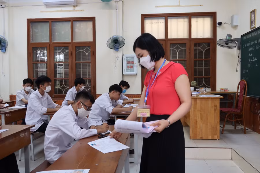 Trước giờ làm bài, cán bộ coi thi đối chiếu lại danh sách thí sinh tại phòng thi.