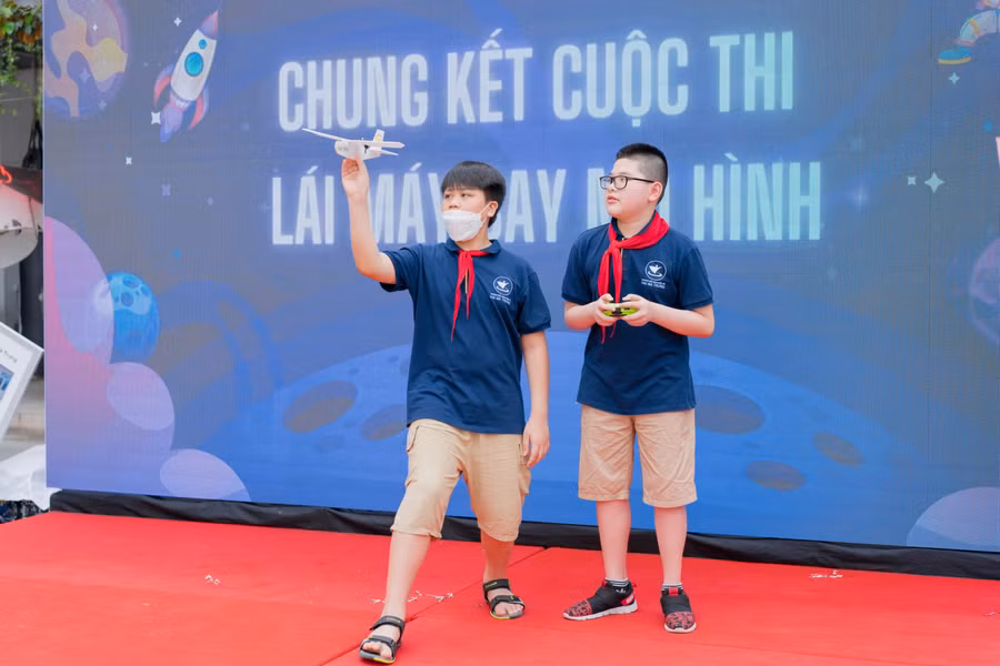 Học sinh Hai Bà Trưng thể hiện "trình" lái mô hình máy bay.