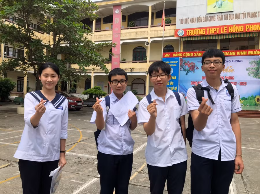 Thí sinh tại Hội đồng thi Trường THPT Lê Hồng Phong tự tin làm bài tốt.