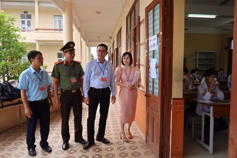 Ông Bùi Văn Kiệm (áo xanh đứng thứ 2 từ phải qua trái) cùng đoàn công tác số 1 kiểm tra công tác thi vào lớp 10 tại Hội đồng thi Trường THPT An Dương.