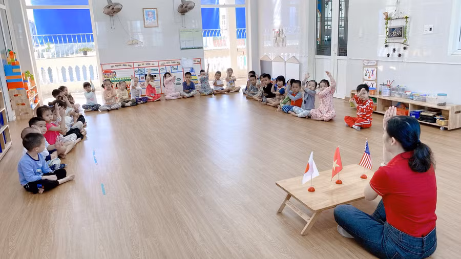 Cô trò Trường Mầm non 20-10 trong giờ học.