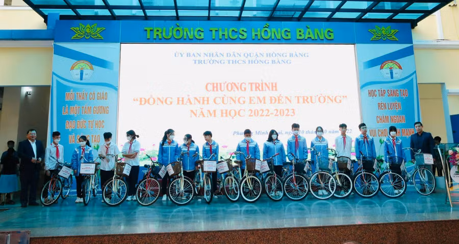 Lãnh đạo quận Hồng Bàng trao xe cho học sinh.