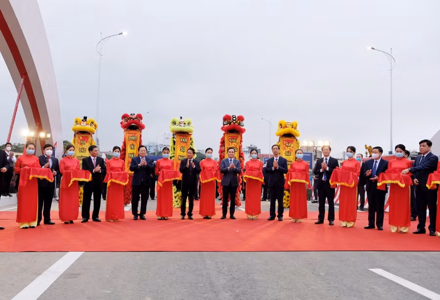 Phó Thủ tướng Lê Văn Thành cùng lãnh đạo UBND TP Hải Phòng cắt băng thông xe kỹ thuật cầu Rào