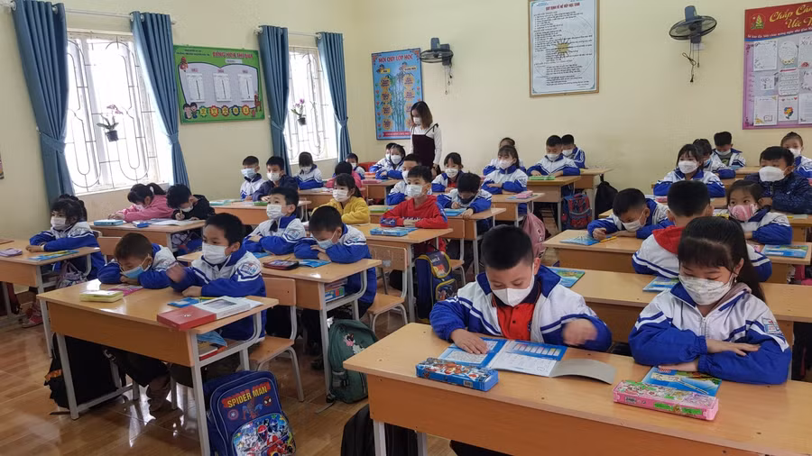 Khi địa phương chuyển màu cấp độ dịch, học sinh Trường Tiểu học Nguyễn Đốc Tín, An Lão phấn khởi được đến trường