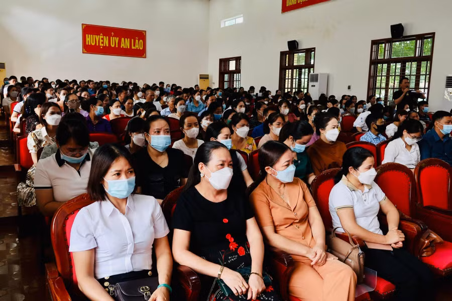 Hàng trăm phụ huynh tham gia buổi toạ đàm. Hàng trăm phụ huynh tham gia buổi toạ đàm.
