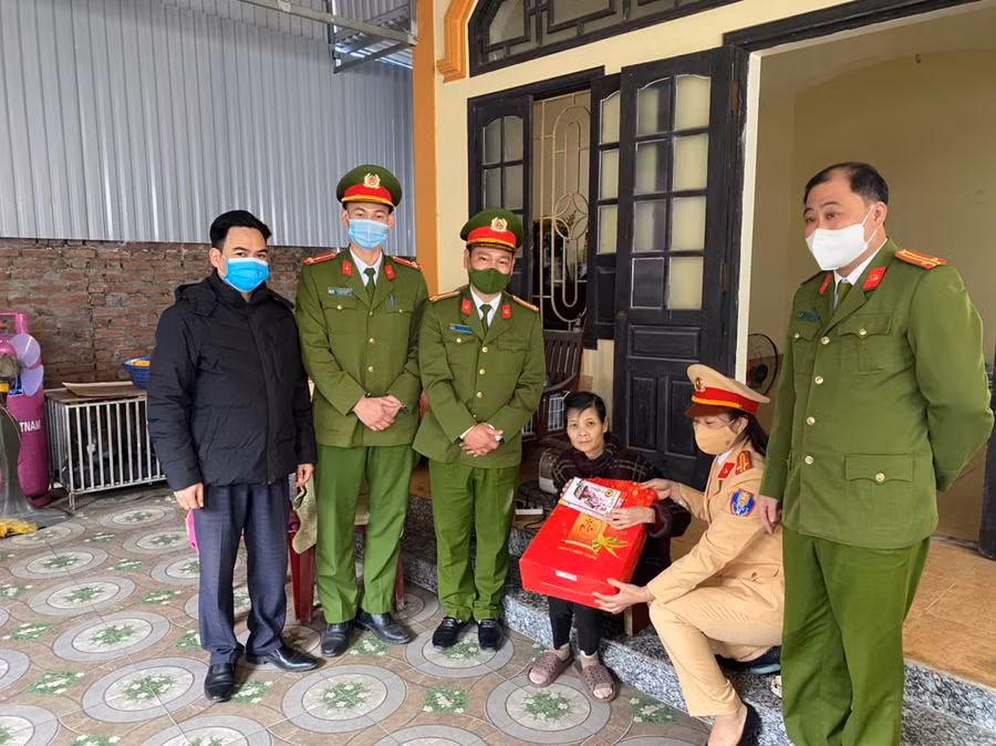 Hoạt động thăm, tặng quà các gia đình khó khăn trên địa bàn thể hiện sự quan tâm, gần gũi của những chiến sĩ Công an quận Đồ Sơn với nhân dân.