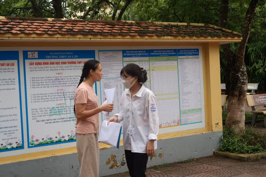 "Không nghĩ ngợi gì nhé, chiều cố gắng nghe con", cô giáo động viên học trò của mình.