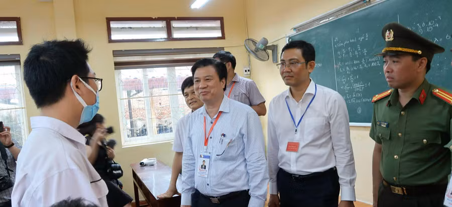 Trưởng Đoàn công tác số 1, Ban chỉ đạo thi cấp quốc gia trò chuyện cùng học sinh lớp 12 Trường THPT Lê Quý Đôn.