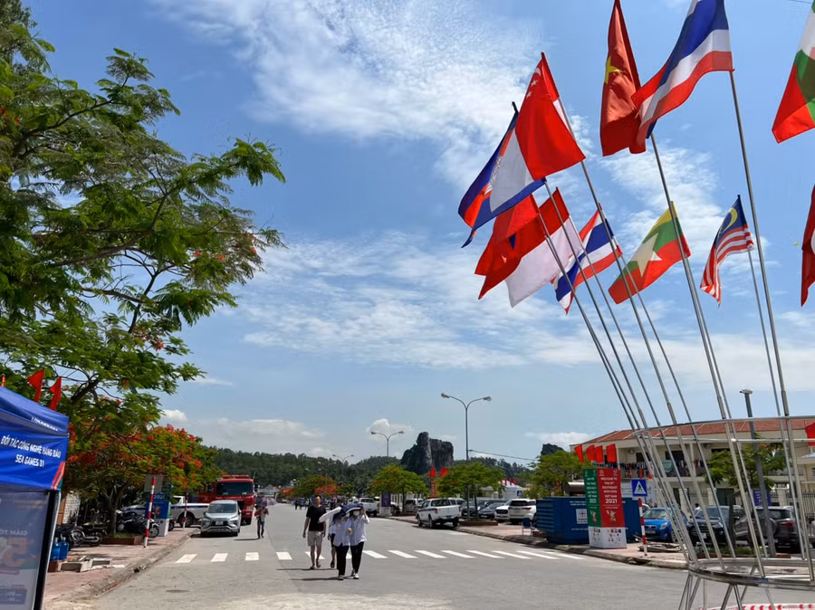 Đường vào Trung tâm huấn luyện đua thuyền thành phố rực rỡ cờ hoa.