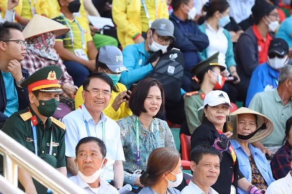 Trên khán đài, nhiều lãnh đạo TP và người dân cổ vũ nhiệt tình cho các đội tuyển đua thuyền.