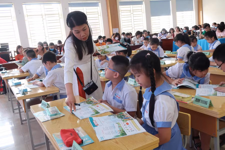 Cô Mai hướng dẫn học sinh đọc theo nhóm đôi. Cô Mai hướng dẫn học sinh đọc theo nhóm đôi.