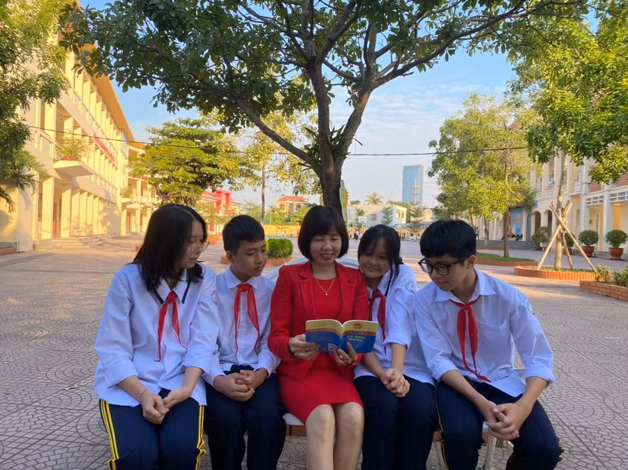 Cô Hoa cùng học trò.