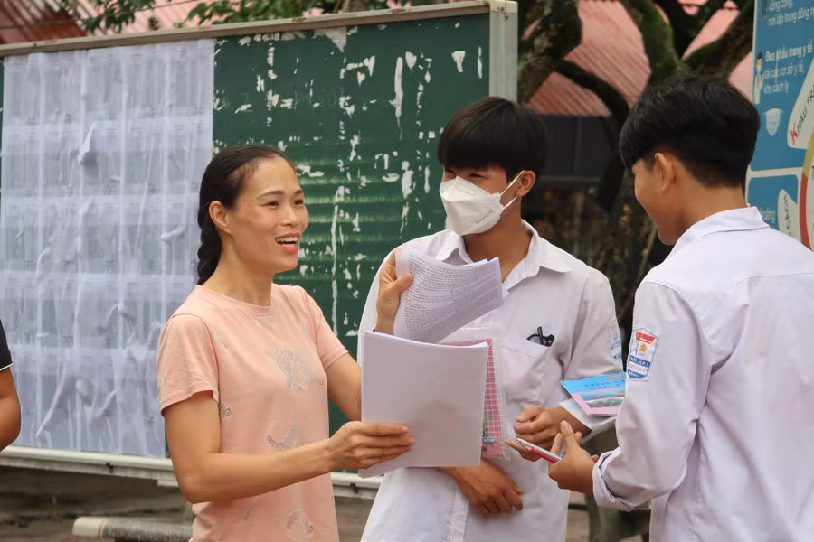 Cô trò cùng cười tươi sau giờ khi môn tổ hợp.