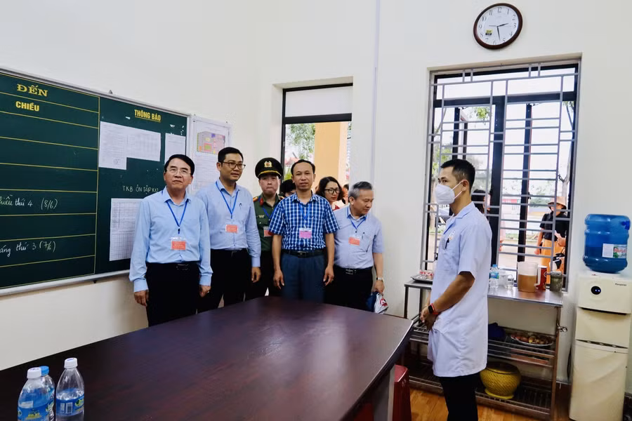 Lãnh đạo TP kiểm tra tại phòng y tế Hội đồng thi Trường THPT Lê Chân.