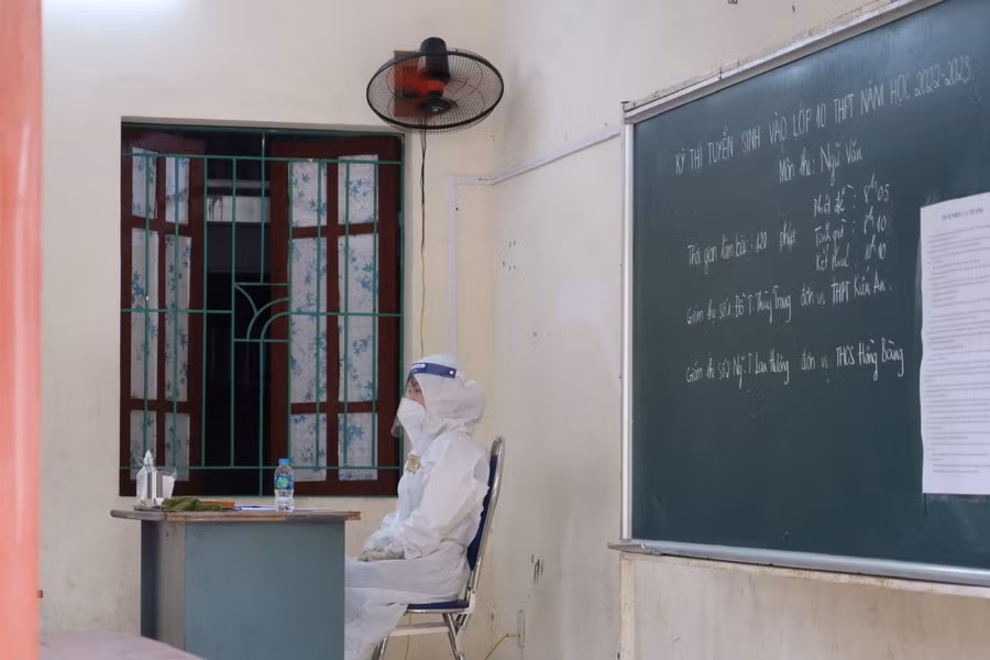 Phòng thi "đặc biệt" chỉ có 1 thí sinh nhưng vẫn đầy đủ giám thị coi thi theo đúng quy chế thi.