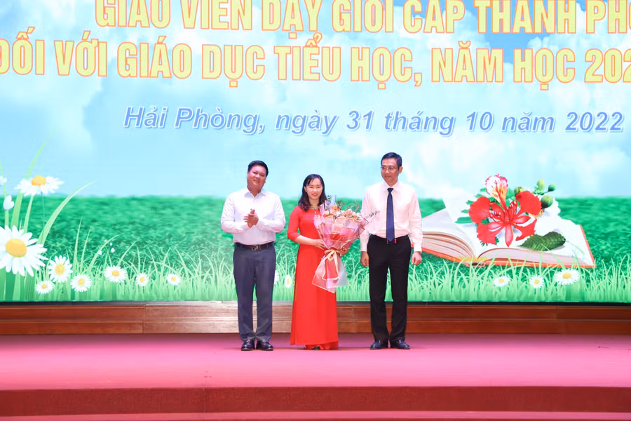 Lãnh đạo Sở GD&ĐT và lãnh đạo huyện An Dương tặng hoa giáo viên tham dự cuộc thi. Lãnh đạo Sở GD&ĐT và lãnh đạo huyện An Dương tặng hoa giáo viên tham dự cuộc thi.