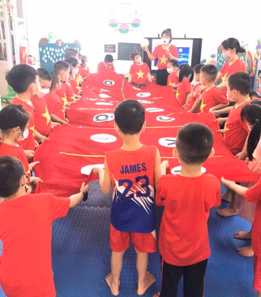 Cô trò Trường Mầm non Bình Liêu cùng trải nghiệm các chữ cái.