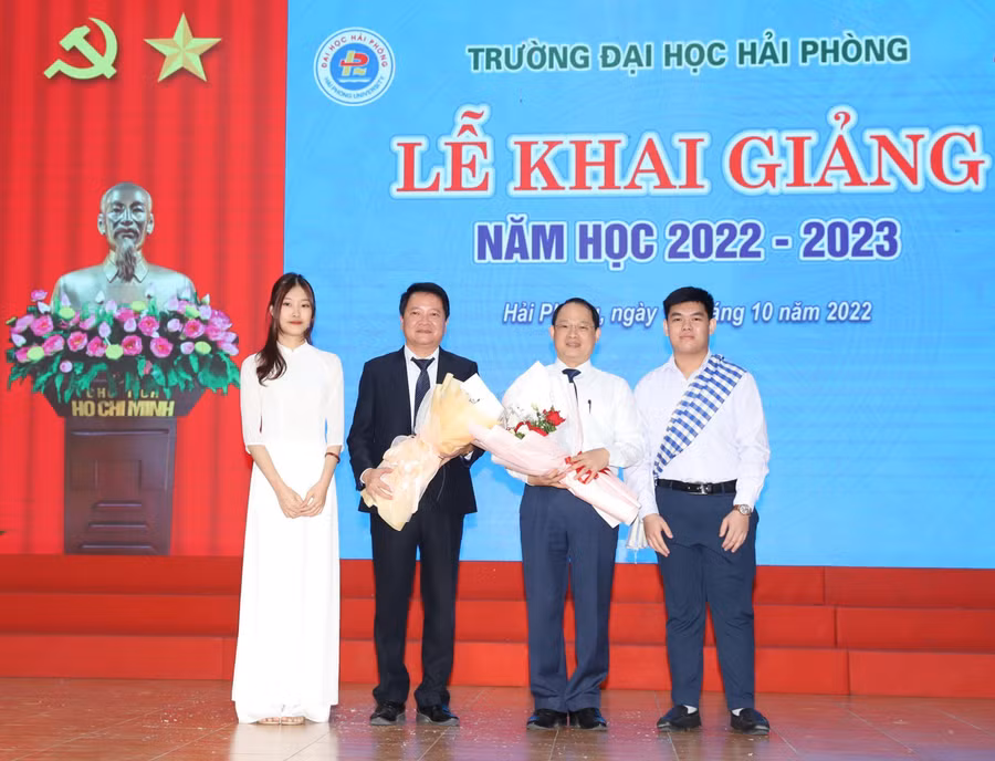 Sinh viên tiêu biểu của Trường Đại học Hải Phòng tặng hoa Bí thư và Hiệu trưởng Nhà trường.
