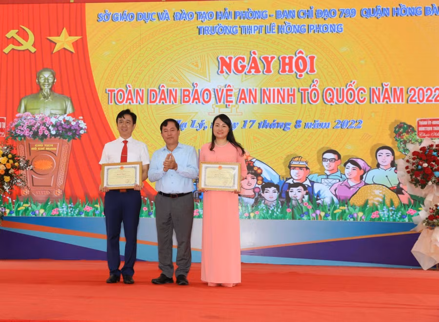 Tập thể, cá nhân Trường THPT Lê Hồng Phong vinh dự nhận khen thưởng của lãnh đạo chính quyền địa phương.