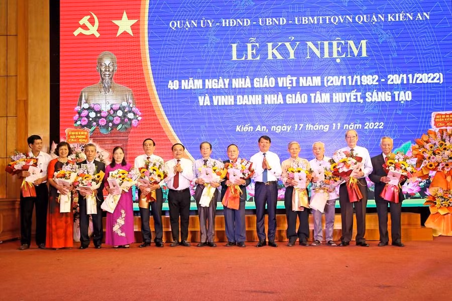 Lãnh đạo quận Kiến An tri ân các nhà giáo đã có đóng góp to lớn cho sự nghiệp giáo dục.
