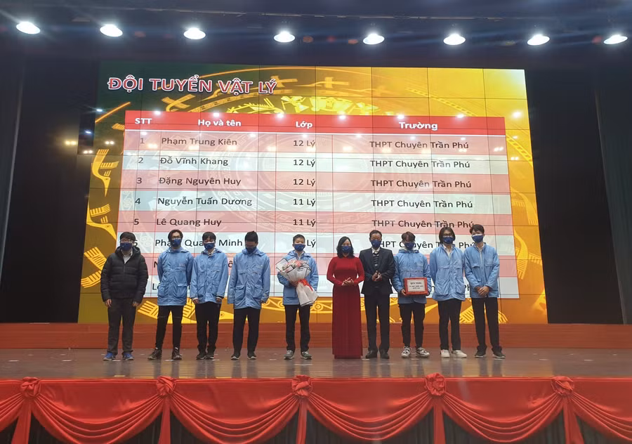 Lãnh đạo Sở GD&amp;ĐT tặng hoa và quà cho đội tuyển môn Vật Lý.