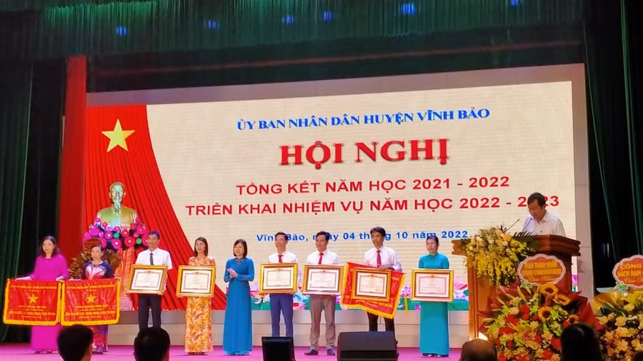 Cán bộ, giáo viên Ngành GD&ĐT huyện Vĩnh Bảo nhận khen thưởng.